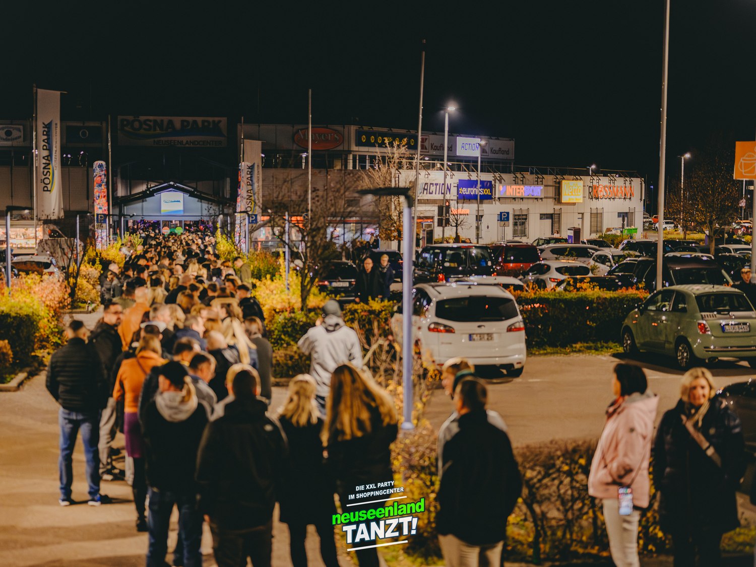 Besucherandrang auf der Parkplatzfläche des Pösna Park