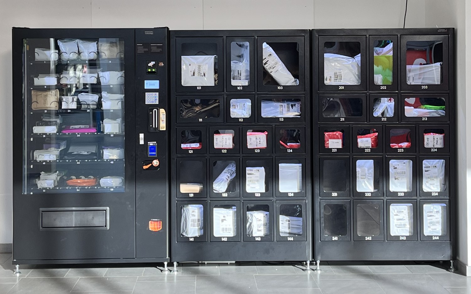 Automatenwand mit Mystery-Box-Angebot in der Mall
