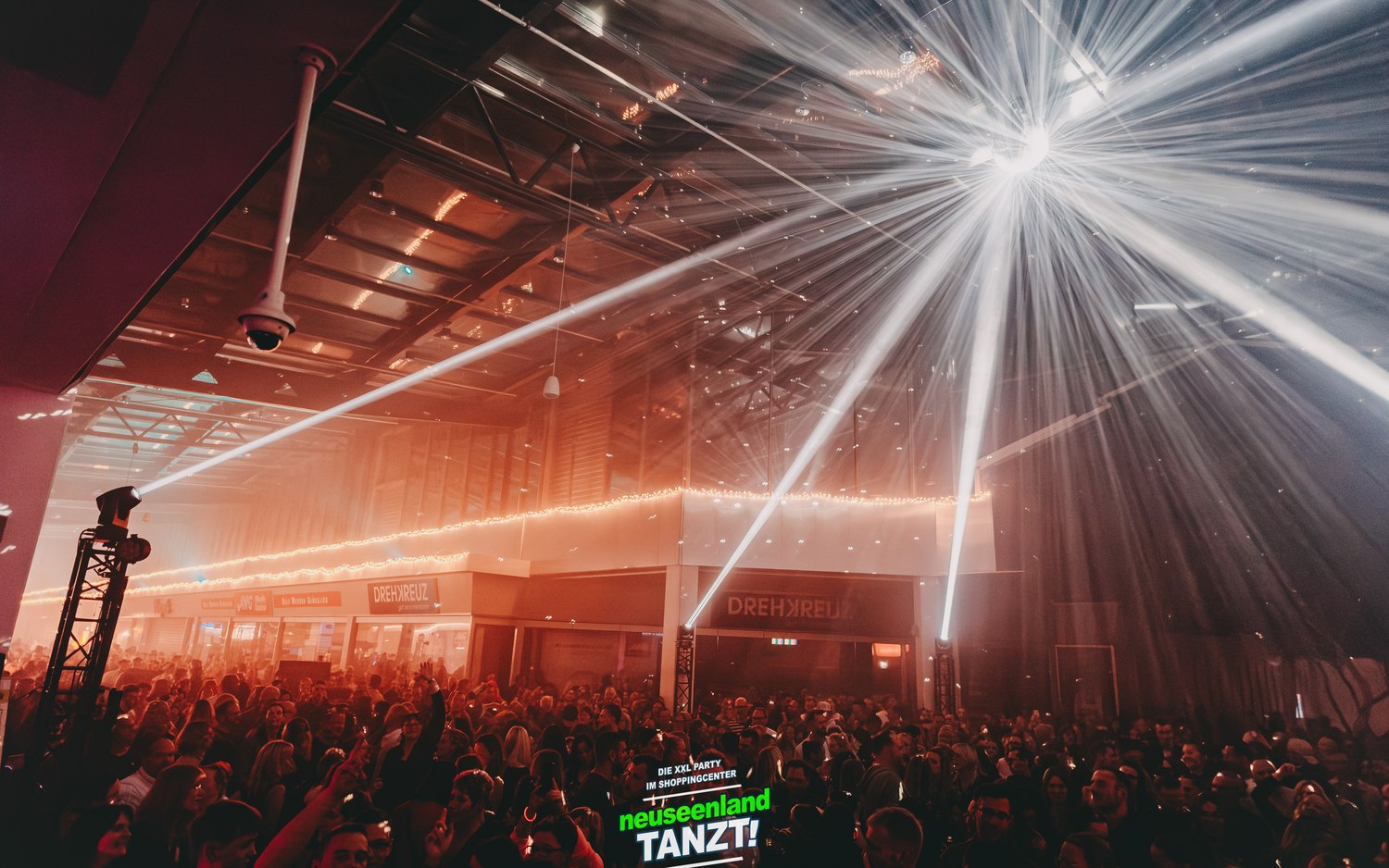 Lichtshow bei der Mall-Party Neuseenland tanzt