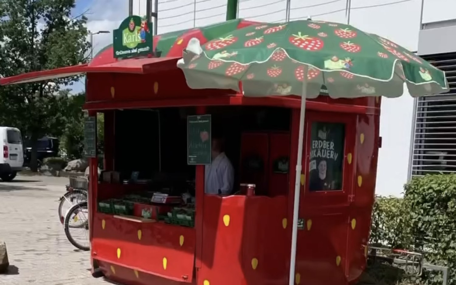 Erdbeerstand auf der Außenfläche