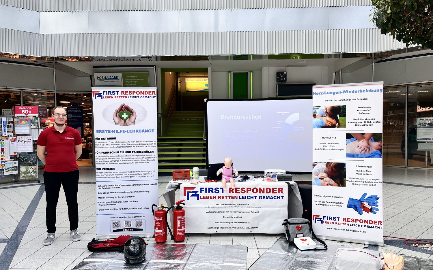 Infostand einer First-Responder-Gruppe in der Ladenstraße