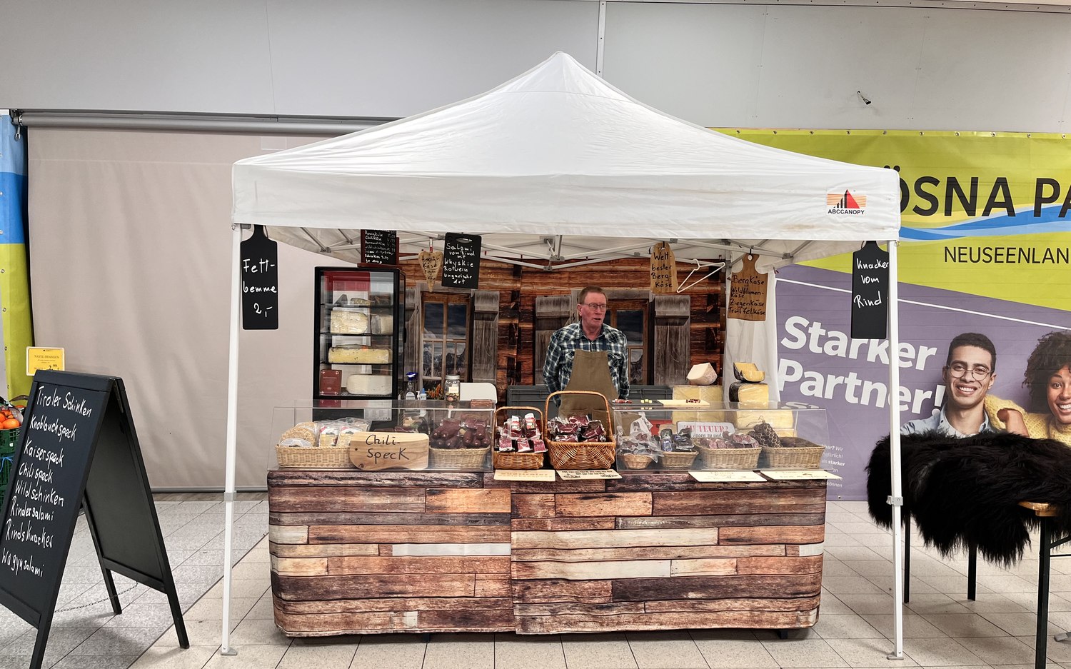 Verkaufsstand für Wurst und Käse auf der Außenfläche